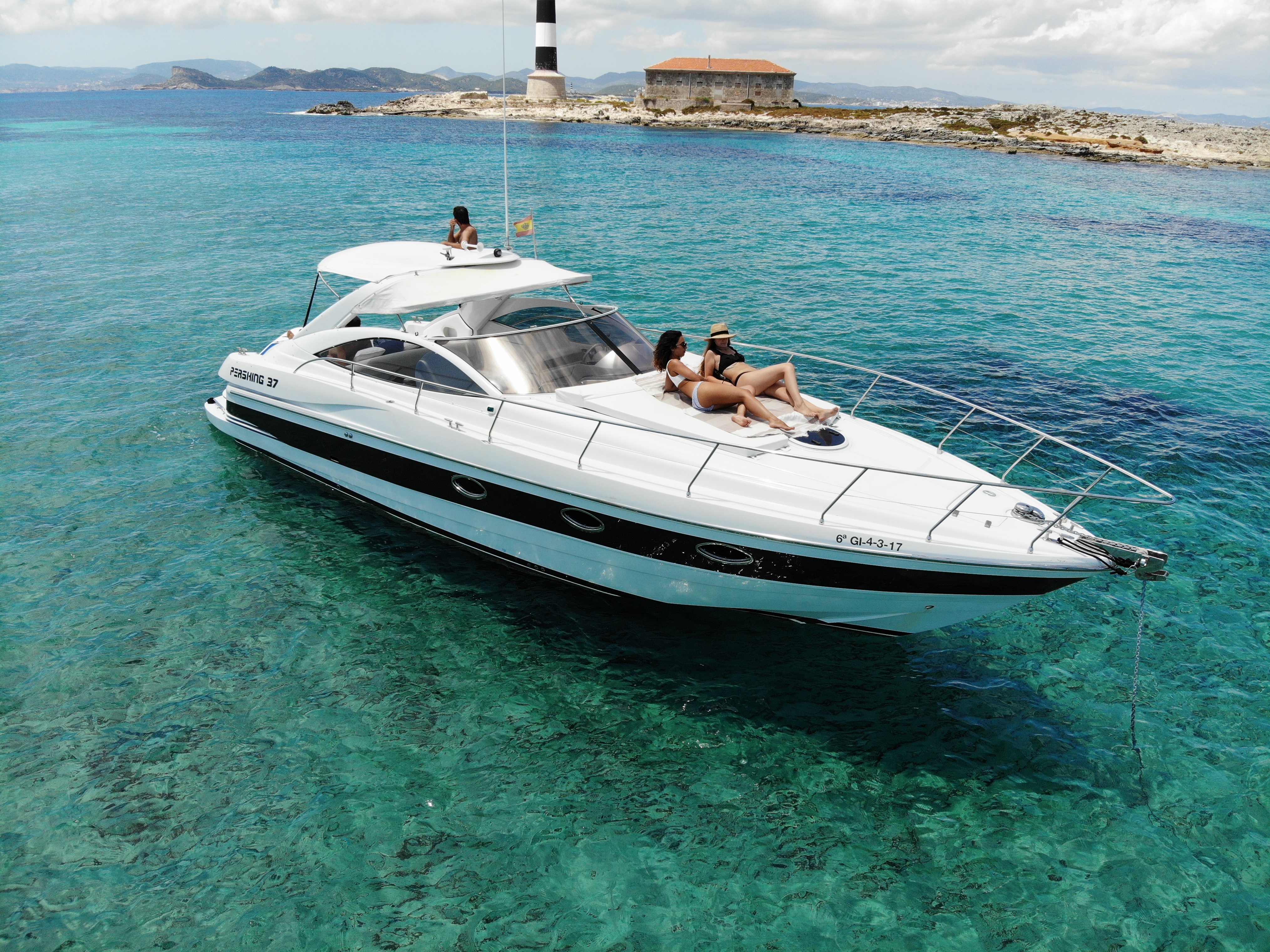 Pershing 37